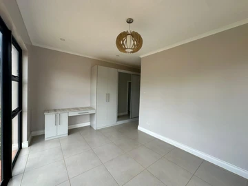 4 Bedroom Flat & Apartment