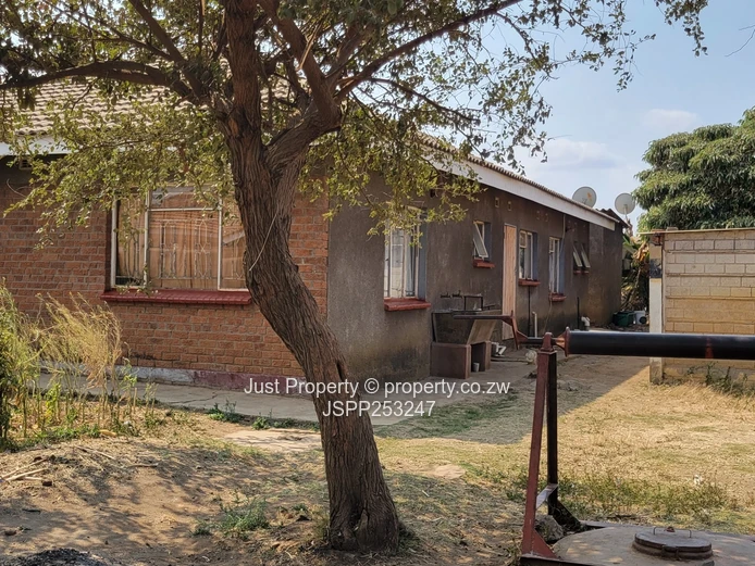 5 bedroomed house with 2 bedroom cottage 