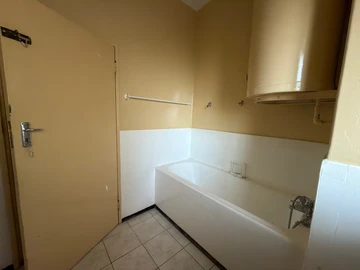 2 Bedroom Flat & Apartment