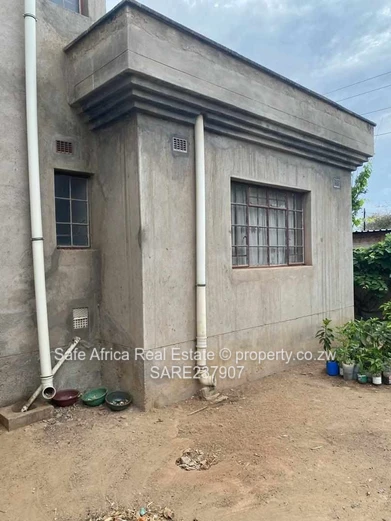 Spacious 5-Bed Double-Storey in Zimre Park – Walled