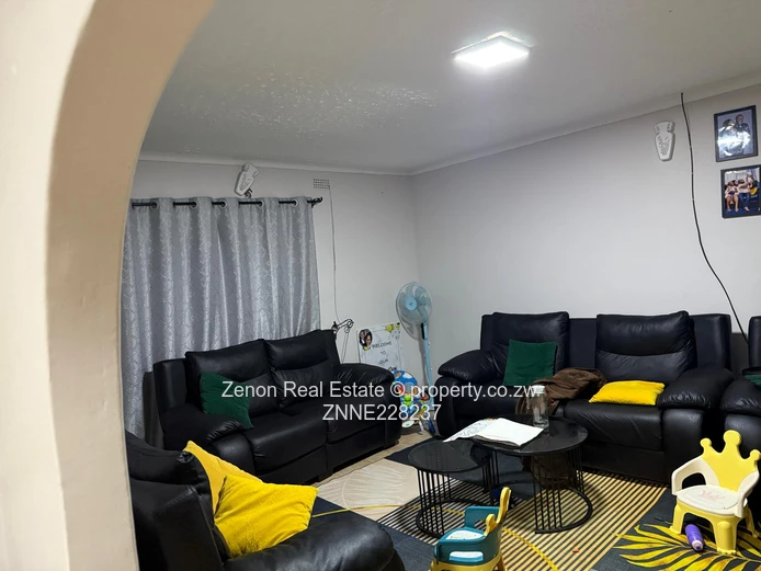 3bedrooms with main ensuite, water tank.zimre park 550/month