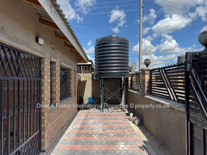 Stylish 4-Bed Fidelity Home - Fitted Kitchen & Tank