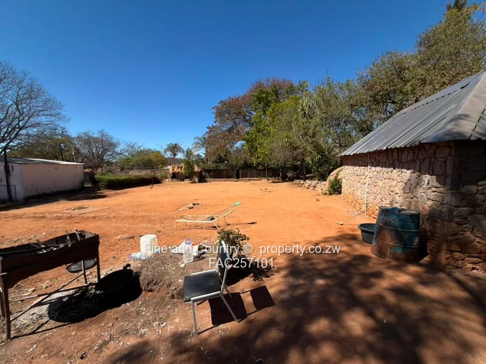 Hillside 5-Bed Home in Brilliant Location