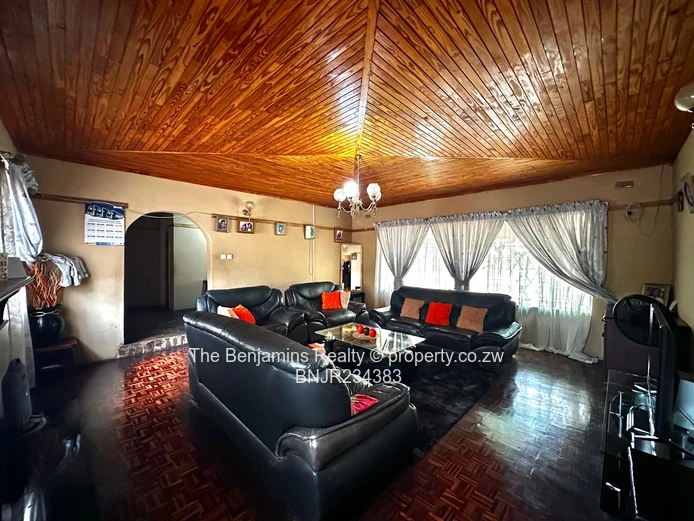 Solid House In Letombo Park