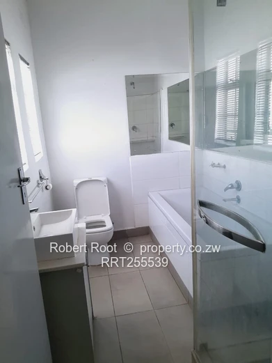 4 Neat Bedroom House with a Swimming Pool for Rent in Sentosa