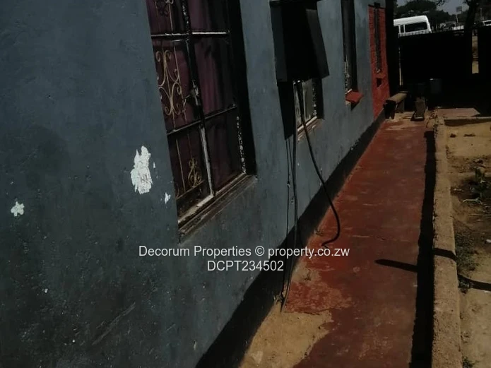 5-Bed Glen Norah B House — Secure Walled Yard (300m²)