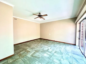 2 Bedroom Flat & Apartment