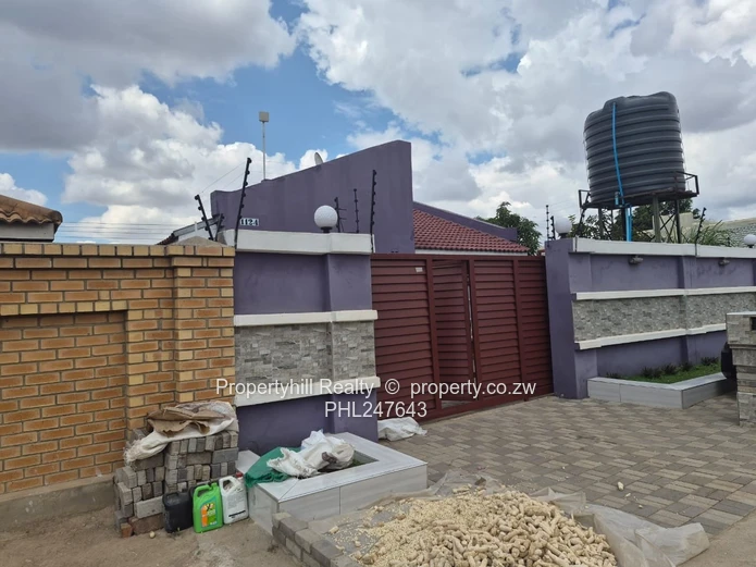 Secure 4-Bed Granary Park Home — Borehole, Garage & Paved Yard