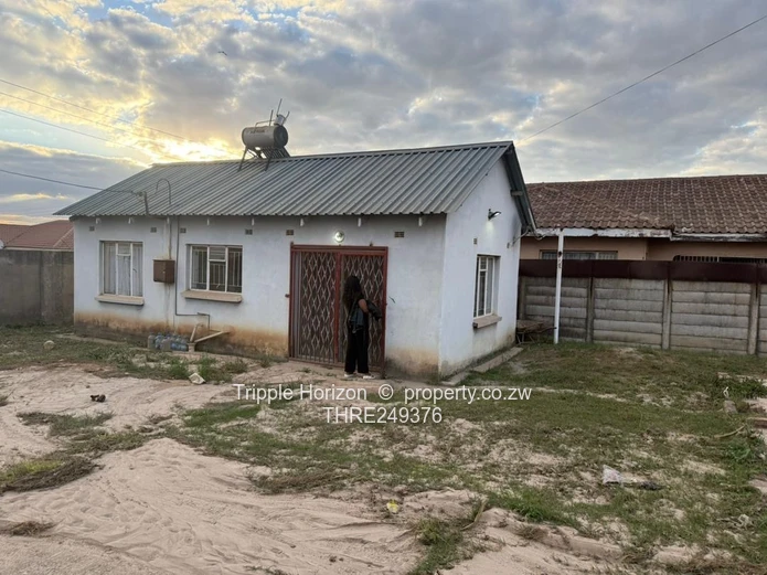Mainway Meadows 1-Bed Home — Walled, Gate, Fitted Kitchen