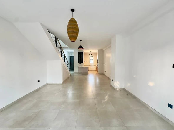 3 Bedroom Flat & Apartment