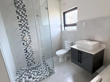 2 Bedroom Flat & Apartment