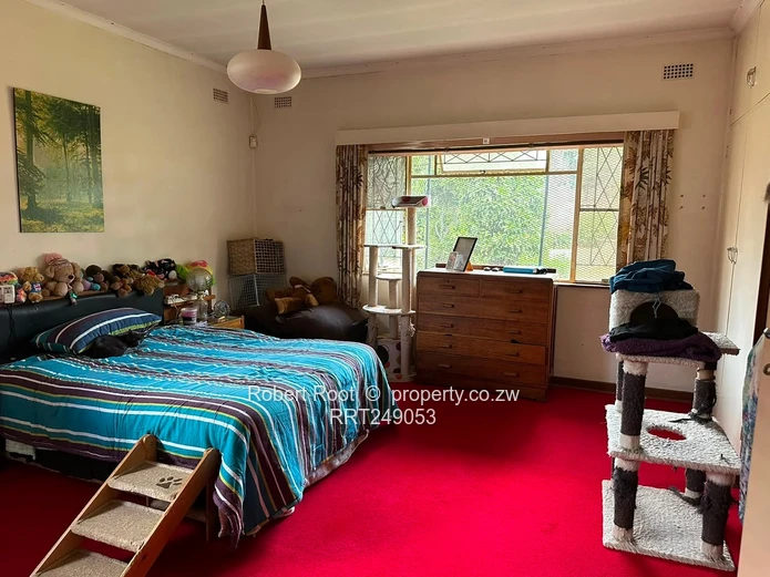  Spacious Family Home with Excellent Potential (Sole Mandate)