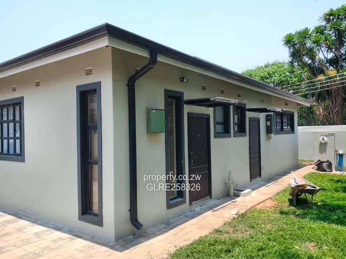 Modern 4-Bed, 5-Bath Flat with Borehole in Vainona