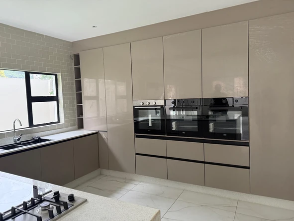 4 Bedroom Flat & Apartment