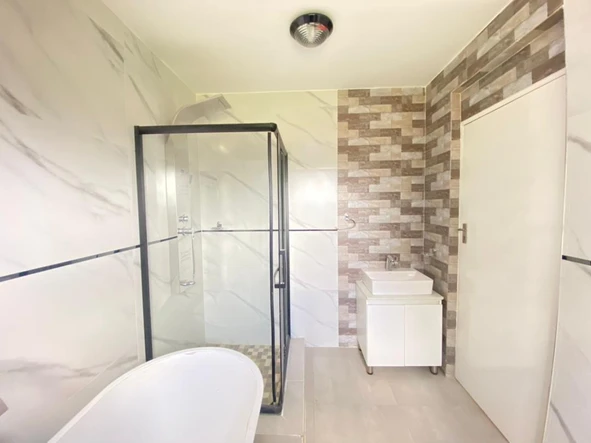 4 Bedroom Flat & Apartment