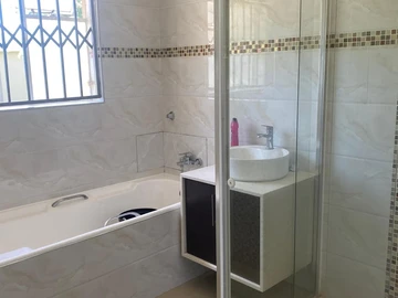 4 Bedroom Flat & Apartment