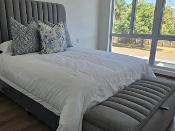 4 Bedroom Flat & Apartment