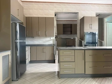 6 Bedroom House