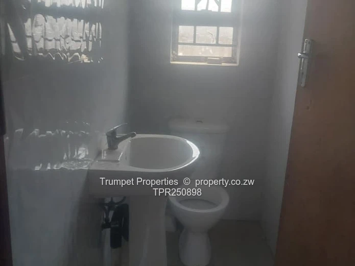 Mufakose Ext 4-Bed House – Borehole, Walled Yard & Security Gate (Sole Mandate)