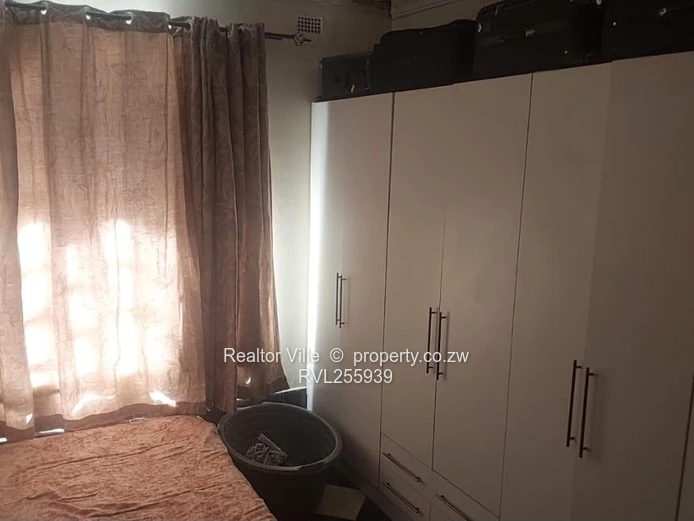 Glen Lorne 5-Bed Townhouse Complex with Pool & Borehole