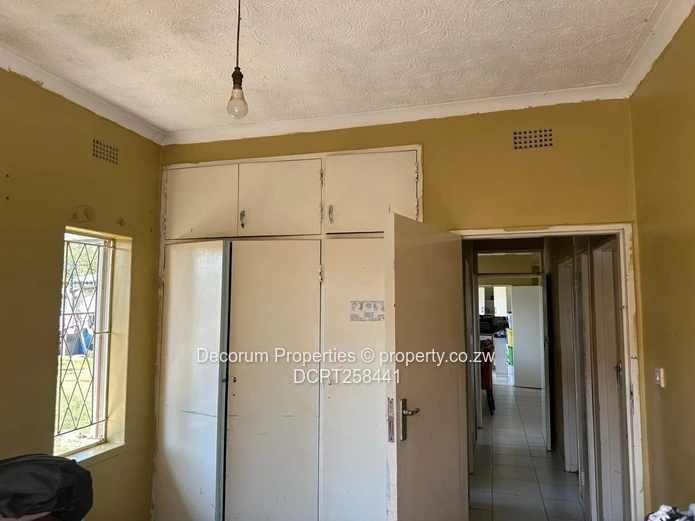 3BR Ashdown Park Bungalow — Verandah, Driveway & Flatlet