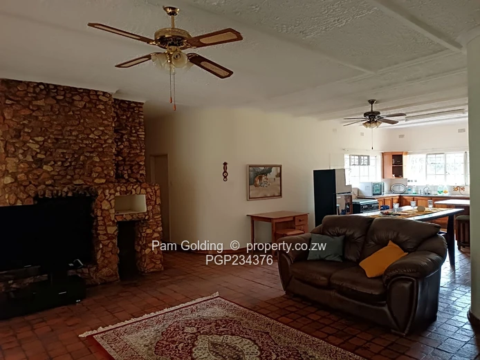 Stunning Waterfront Home – Peninsula Mazvikadei! (Sole Mandate)