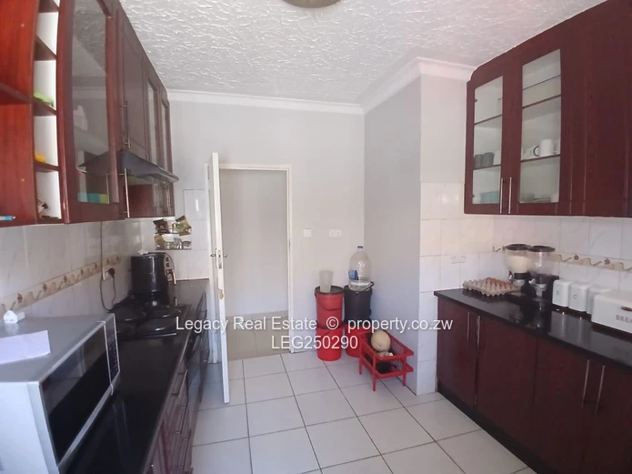 Madokero 3-Bed Brick Home - Borehole & Bright Lounge