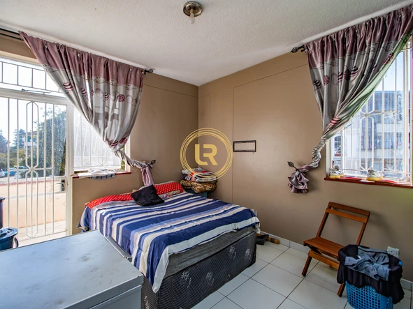 2 Bedroom Flat & Apartment