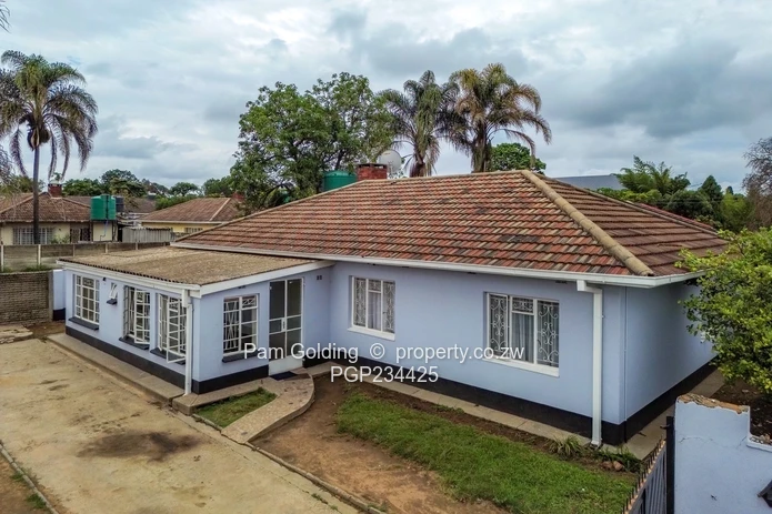 3 Bedroomed Garden Flat For Sale in Chadcombe