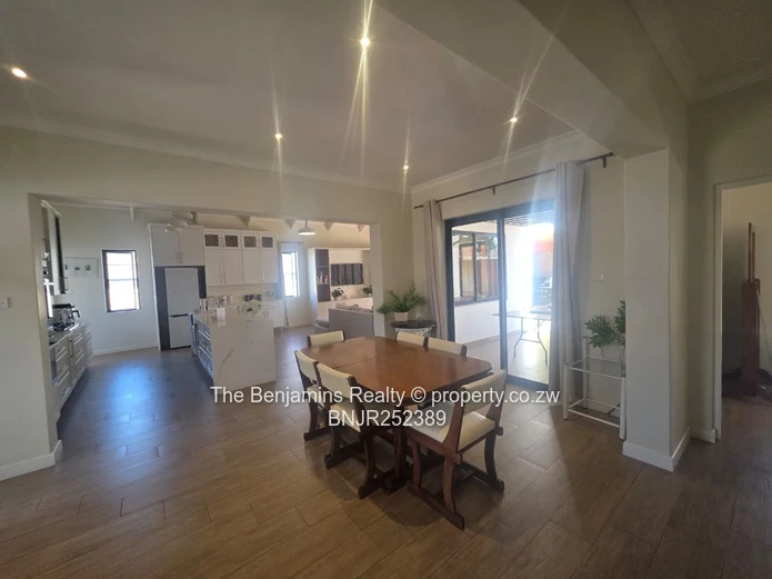 Up Market Townhouse In Newlands