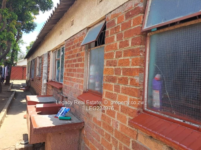 Budiriro 4 – 6-Bedroom Fixer-Upper for Sale