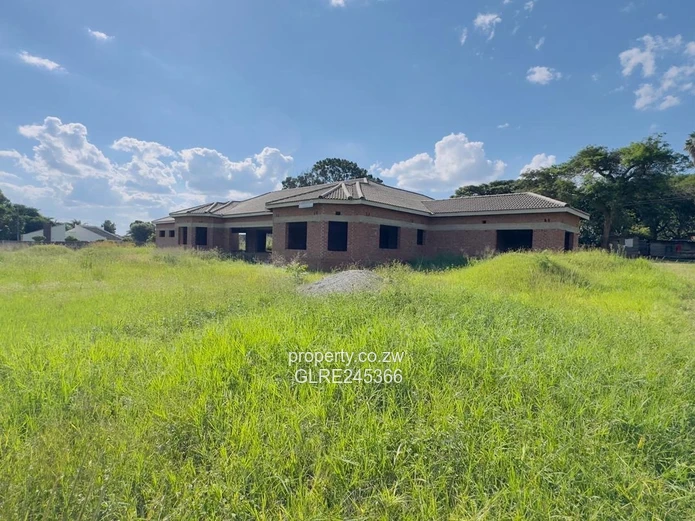 Unfinished 5-Bed 700 m² Home on 1 Acre in Bluff Hill