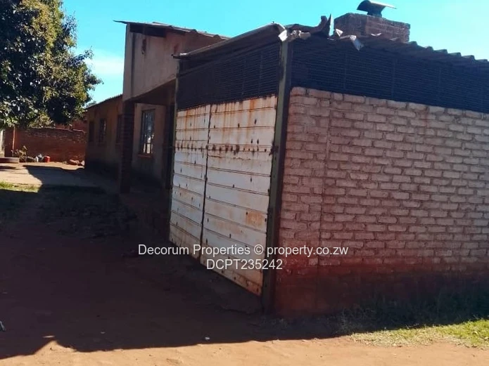 6-Bed Fixer on 276m² with Walled Yard in Kuwadzana