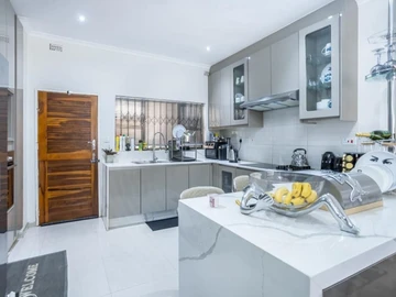 3 Bedroom Flat & Apartment