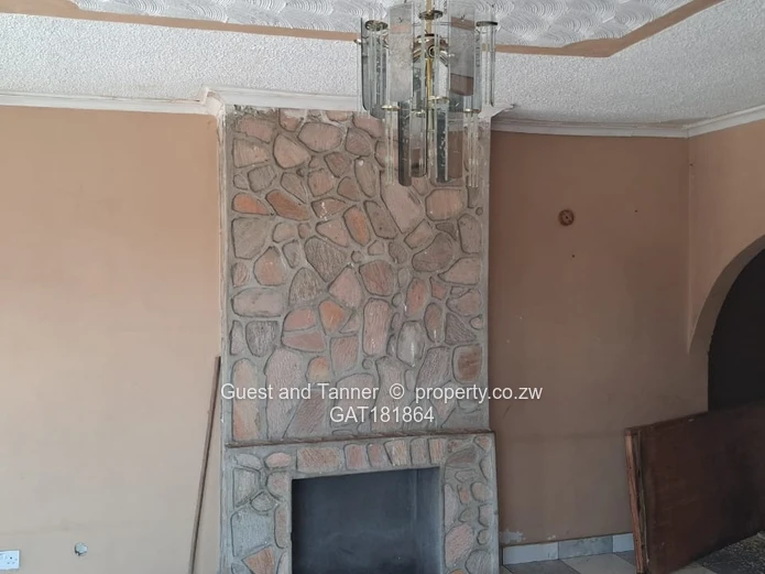 5 Bed House in Mainway Meadows