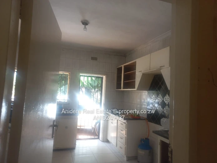 Greendale 4-Bed Home on 4395m² 