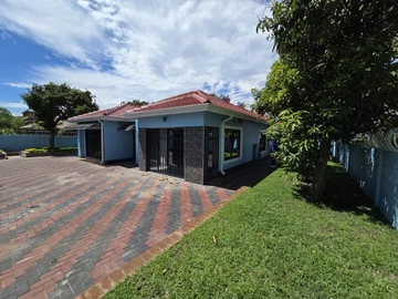 3 Bedroom Flat & Apartment