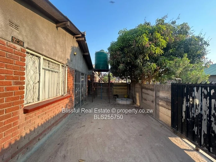 4 bedroom house for sale in Chitungwiza unit k-DEEDS, Nostro Accepted