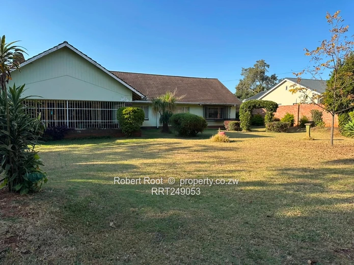 Spacious Family Home with Excellent Potential (Sole Mandate)