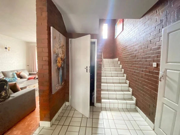 2 Bedroom Flat & Apartment