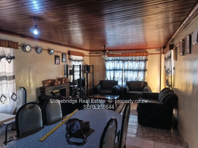 3 Bedroom House in Lobengula West For Rental