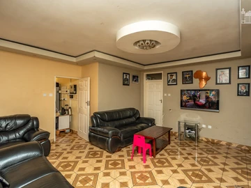 5 Bedroom House