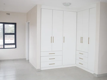 4 Bedroom Flat & Apartment