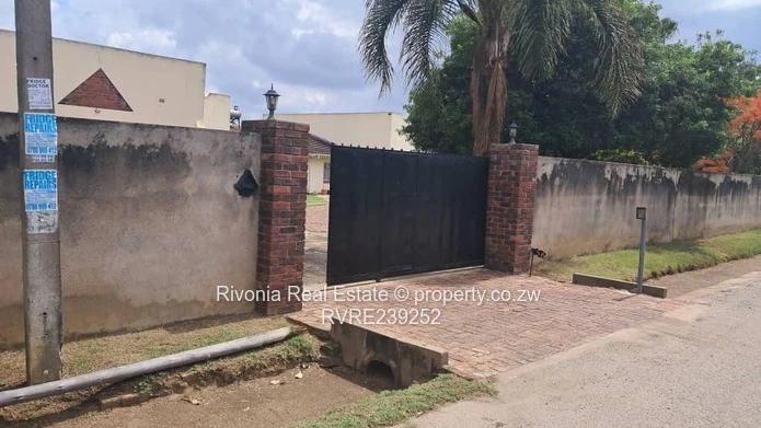 Emerald Hill: 4-Bed Home on 2030m² with Borehole