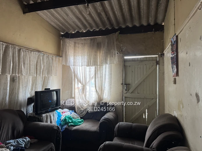 Renovation Opportunity In Luveve!