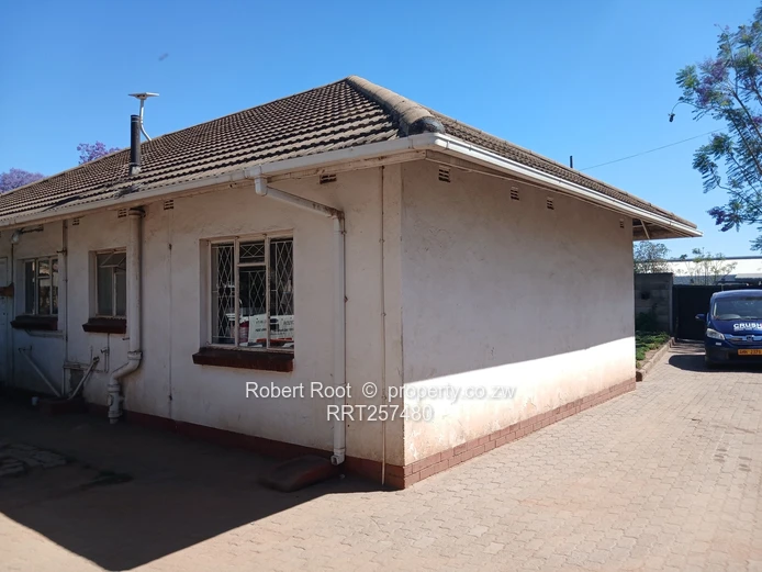 Houghton Park 3-Bed Bungalow — Walled, Paved & Staff Quarters (Sole Mandate)