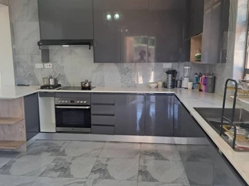 4 Bedroom Flat & Apartment