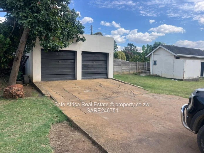 Spacious 4-Bed Home in Eastlea on 1700m² with Borehole