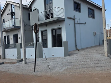 3 Bedroom Flat & Apartment