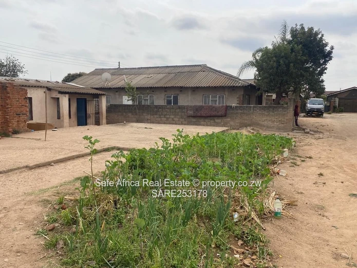 OLD GLEN- VIEW 7 VACANT  STAND WITH FOUNDATION AND APPROVED PLAN CLOSE TO CHITUBU SHOPS FOR SALE Pri